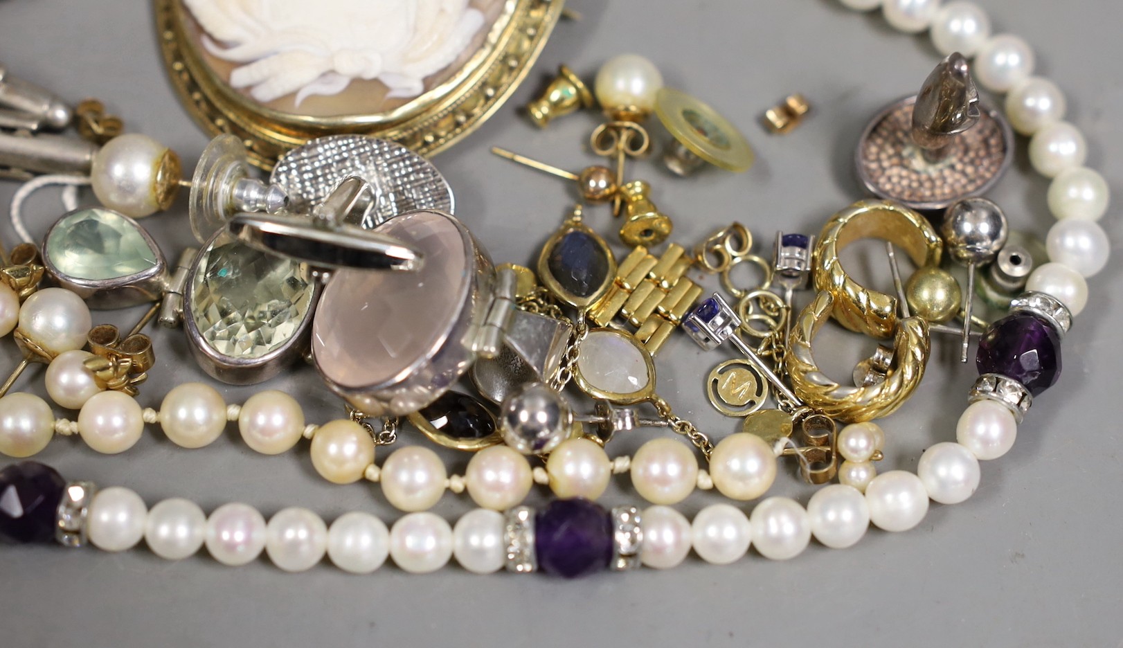 Sundry jewellery including a gilt white metal and gem set bracelet, a quartz set pendant, a 9ct gold charm, a cultured pearl and amethyst necklace, mounted cameo shell brooch and assorted cultured pearl ear studs etc.